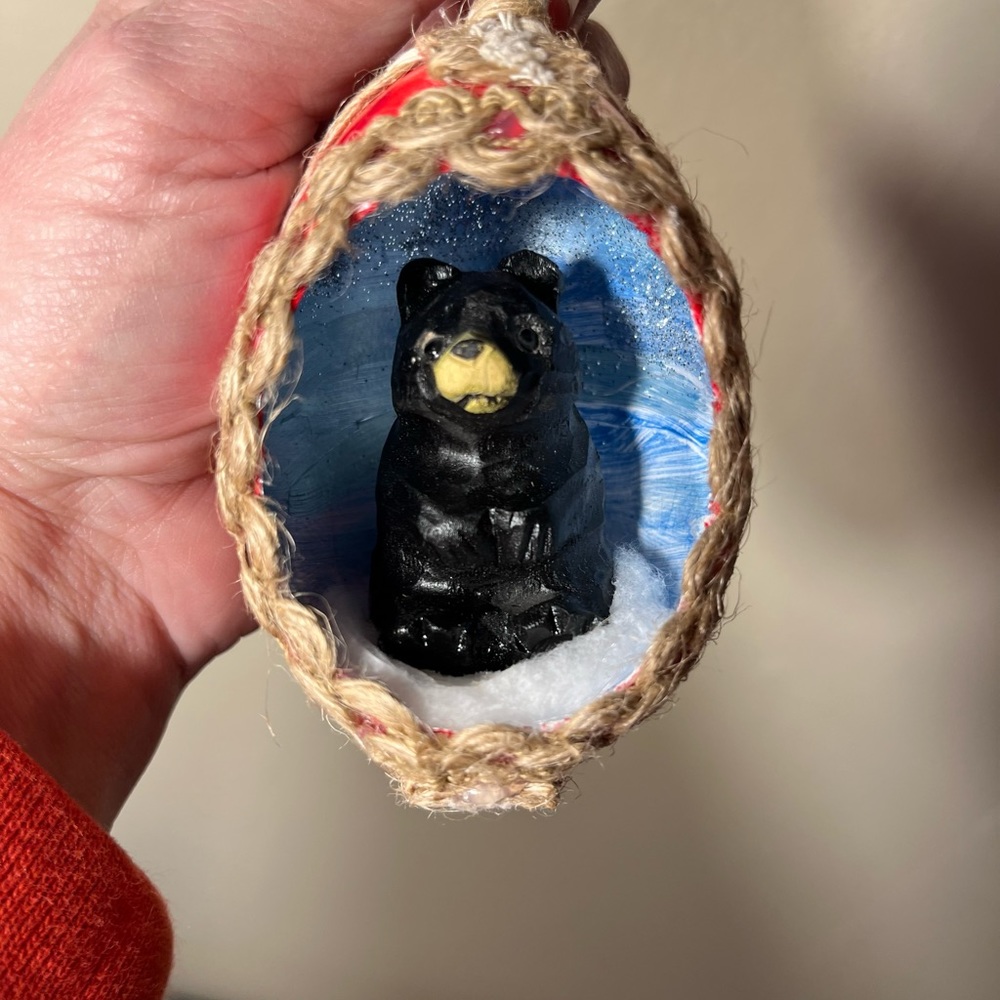 Diorama egg-shell Christmas ornament (bear)